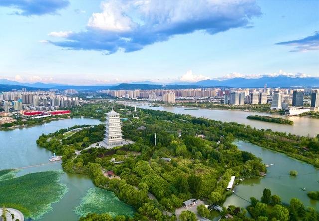 假日经济活力观察：“票根经济”拉长古都西安双节假期消费链