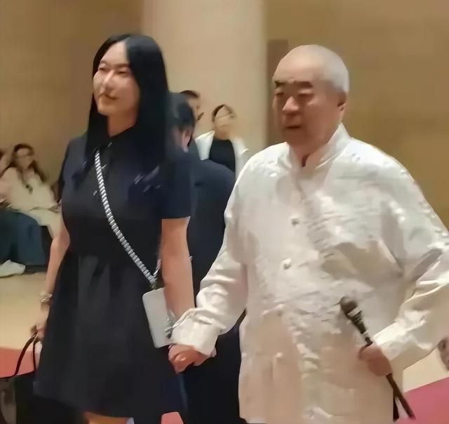87岁范曾娇妻身份被扒，多张性感工作照流出，难怪他会把持不住