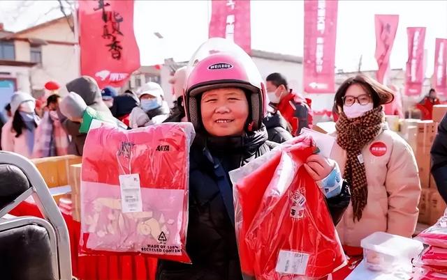 担心的事还是发生！刘强东发年货刚开始	，老父亲就走上大衣哥老路