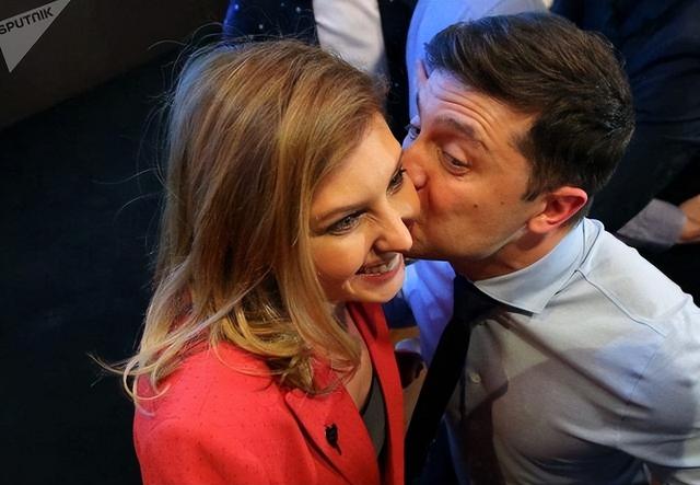 泽连斯基的妻子有多美？登美时尚杂志封面，两人恋爱八年儿女双全