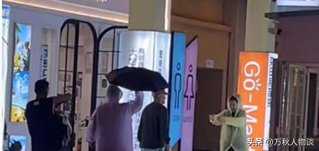 有钱有什么用?68岁赵本山近况曝光，三人打伞伺候	，女儿是心头病