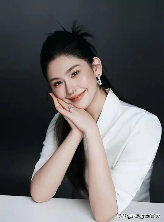 江苏徐州大学一校花，眉清目秀，温婉如玉	，美到犯规，太迷人了