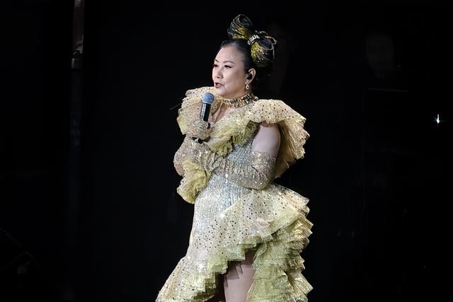 78岁连路都走不稳还开演唱会，全网骂声一片，她却扬言回馈粉丝