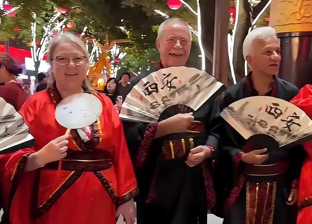 大量美国游客涌入中国，玩了几天后不吹不黑，中国比美国强多了