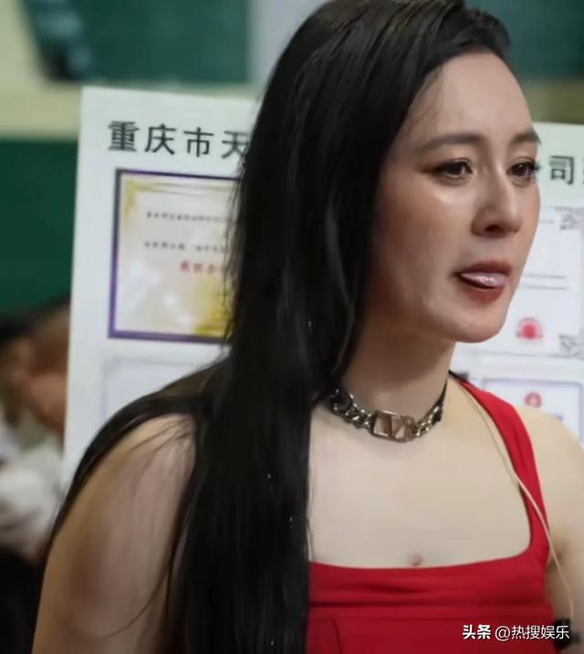 原相机下的唐艺，胖胖的有点老脸上有褶皱	，可她的努力却值得赞扬