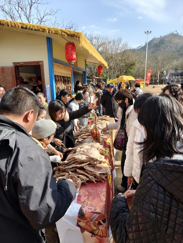 野村谷第二届千人年猪宴火热开席 黄陂非遗盛宴年味拉满