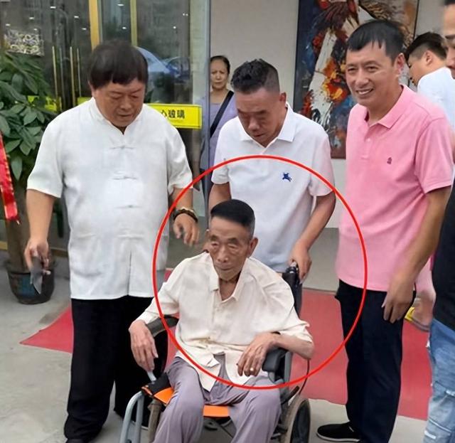 梁小龙被曝离世2天，私生活被扒底朝天	，原来他和杨少华处境一样