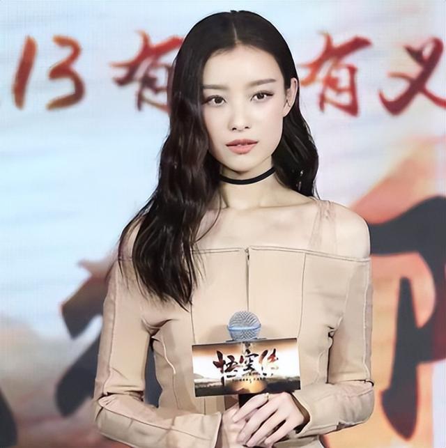 37岁倪妮晒照过圣诞，一细节暴露真实现状，难怪当初看不上冯绍峰