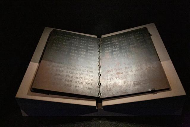 一条穿越黑暗，抵达光明的铭记之路！