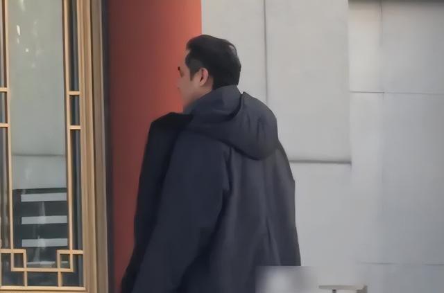 唐嫣穿黑色大衣出席公公葬礼，罗晋和她互动自然，傅程鹏现场帮忙