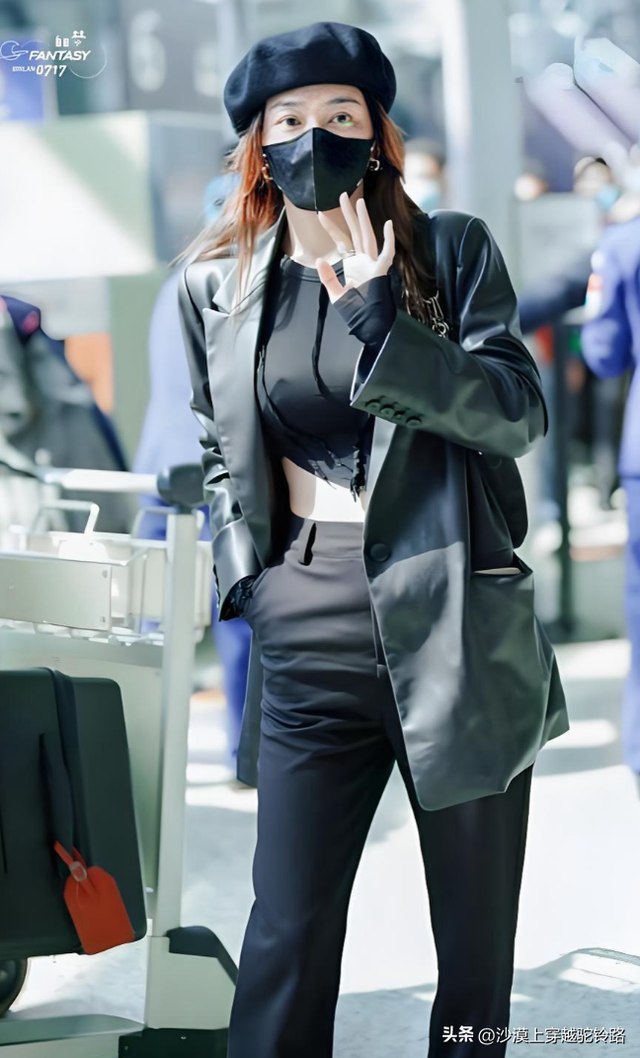 太惊艳了，街拍46岁的秦岚	，胸很大，腰很细这身材谁能顶得住！