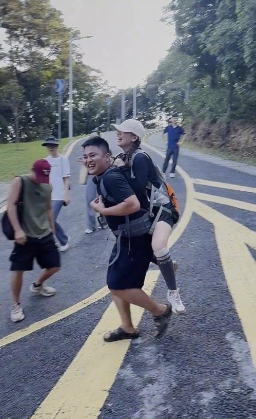 广东女子登山脚崴，被陌生小伙背40分钟下山，恶心的一幕却出现了