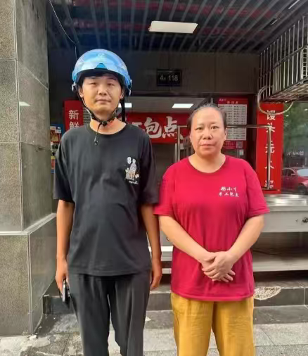 冷库救人外卖小哥发声，拒绝接受陈秀华给股份，获饿了么嘉奖
