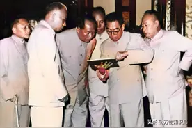 人民大会堂完工，领袖们审阅图片：每个人都一脸严肃和认真图片