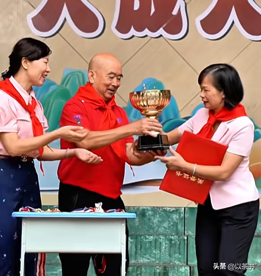 75岁梁戈亮今定居北京，是北大医学部教授，曾让癌症寡母活到81岁