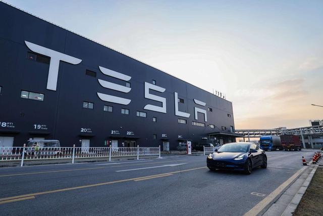 特斯拉狂批通过！批准马斯克万亿美元薪酬，其与机器人共舞庆祝