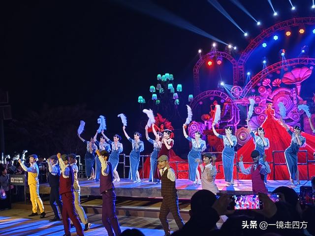 走进郑州中牟建业电影小镇，看各种特色表演，还能参与互动项目。