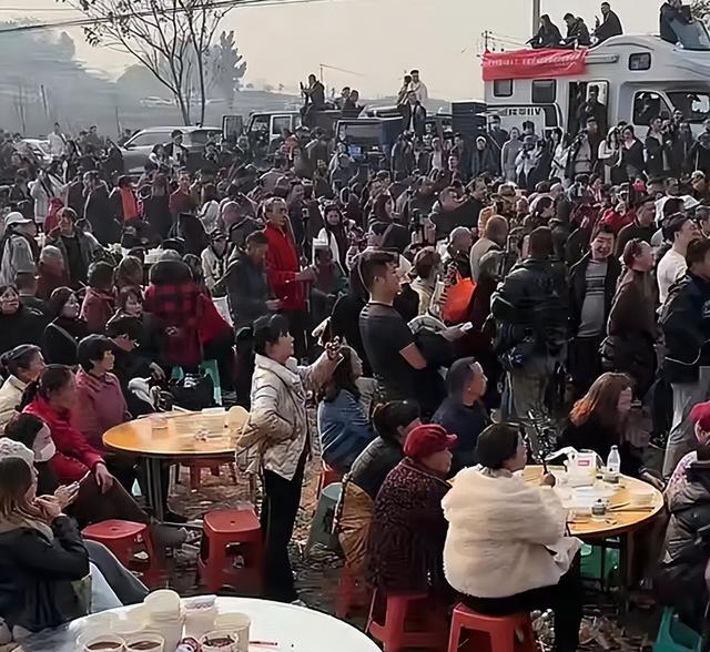 呆呆妹也没想到，杀猪宴收官才1天， 一家人就走上了大衣哥的老路