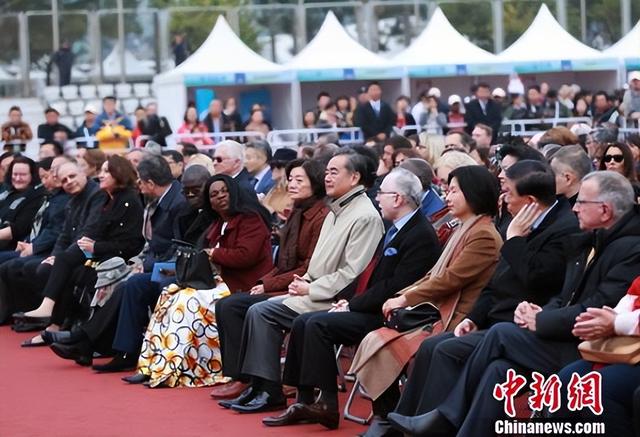 “外交男神”王毅年轻旧照，与妻子罕见同框，岳父曾是周总理秘书