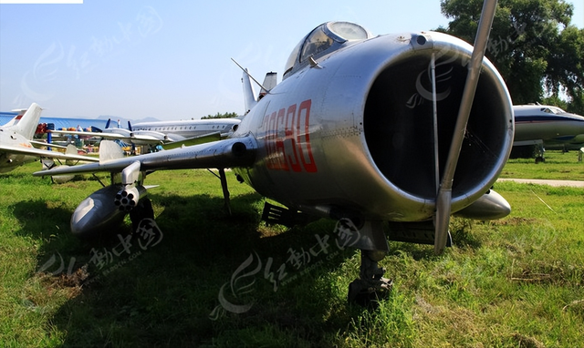 购买中国战斗机不给钱，7次追债都没还，这个嚣张小国报应来了