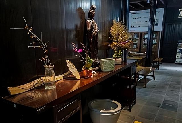 风流尼姑释智定：白天念经晚上夜店，东窗事发时，屋里还藏着假发