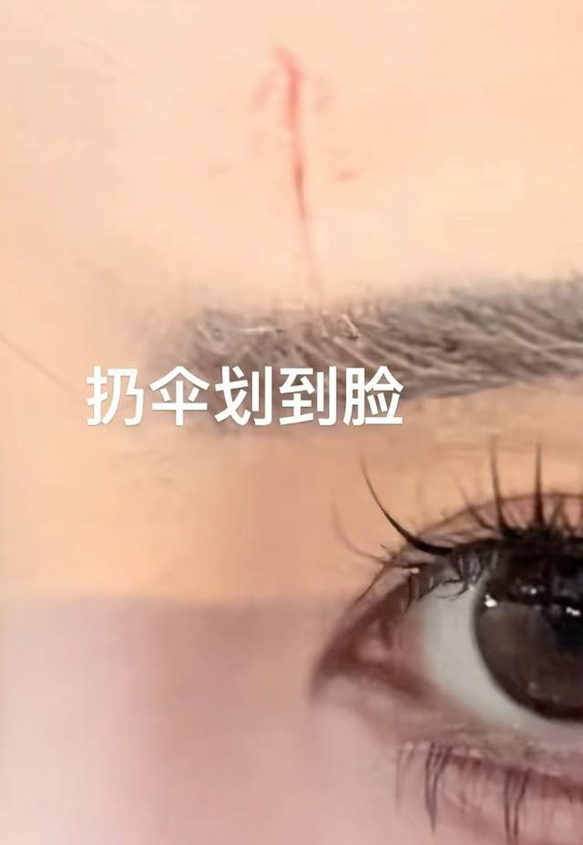 短剧女演员被男主一脚踹飞，指甲当场断裂，贾玲的话又一次应验了