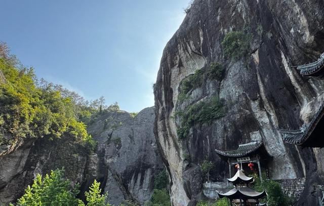 这座浙江千年古刹太震撼了，门票5元，藏在悬崖峭壁，一眼就爱上