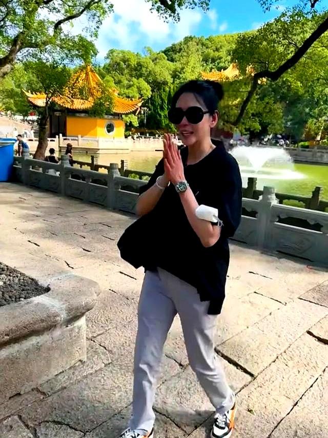 57岁邱淑贞游普陀山被偶遇，身材娇小苗条，打扮低调女神气质依然