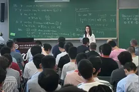 顶级天才同框，王虹教授讲座伟东奕听课，天才果然不一样！图片