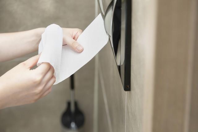 发现没有， 女人上厕所， 脱裤子前都会 先摸一把纸够不够用，