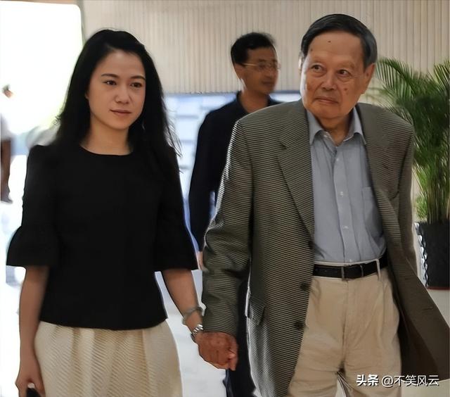 杨振宁离世不到1个月，与翁帆领证留影被扒，他当时一脸不好意思