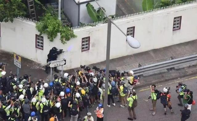 24小时内，中方召见2国总领事，通缉令发往海外，特朗普闯下大祸