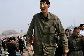 中国第一巨人鲍喜顺，57岁不顾医生忠告冒险生子，儿子如今多高？图片