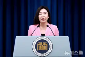 韩总统美女发言人首次正式营业！穿粉西装亮相很美，优雅不输夫人图片