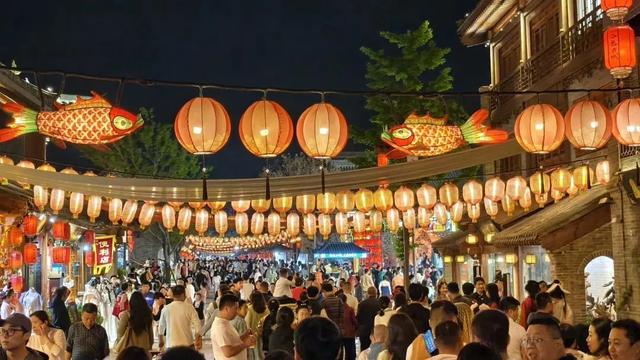 免费开放！河南斥资127亿重建“中原不夜城”，古装大片随便拍