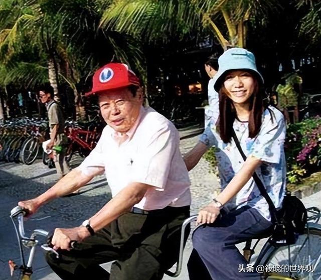生日才过完17天，103岁杨振宁辞世，生前在翁帆庆生照里开怀大笑