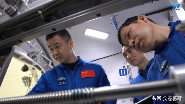 神舟二十飞船遭撞击，罪魁祸首是谁？航天员如何平安回地球？