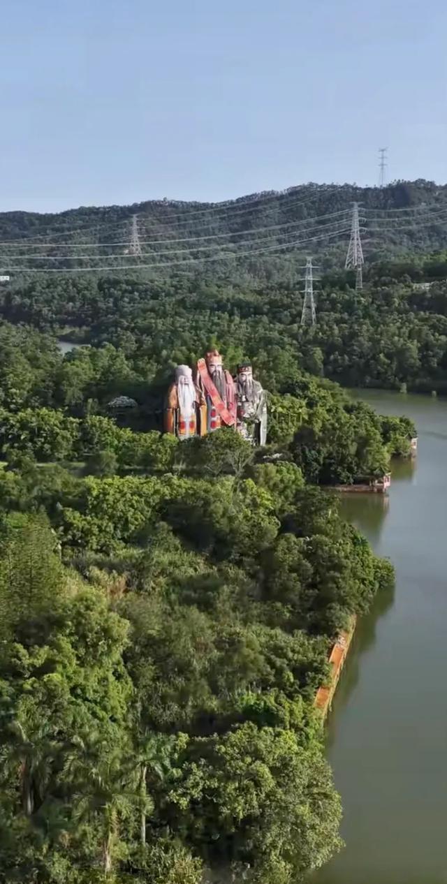 东莞的大山里隐藏了一处雕像设计的酒店,现状杂草丛生、倍感凄凉