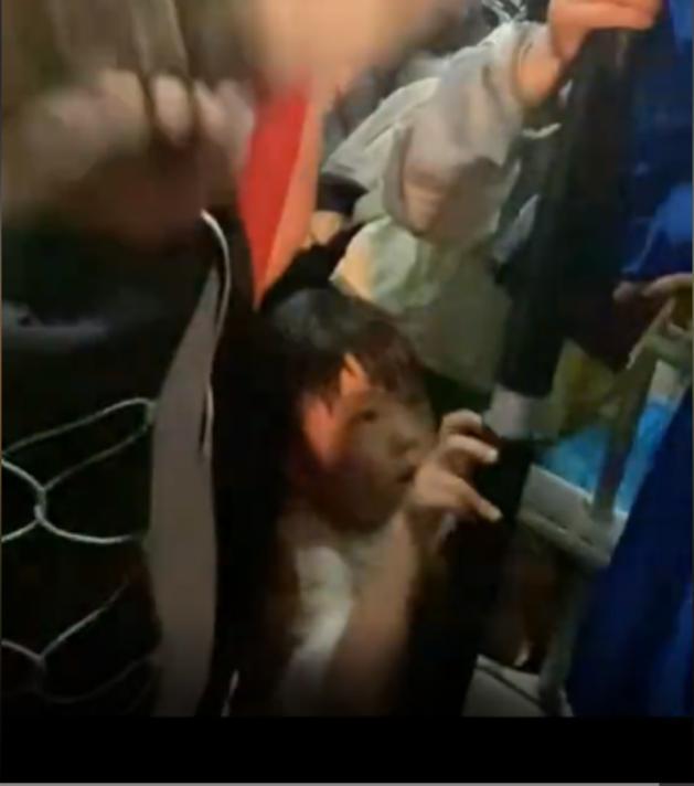 青海机场惊魂3分钟，乘客砸窗逃生，缺氧晕倒，机场回应惹众怒