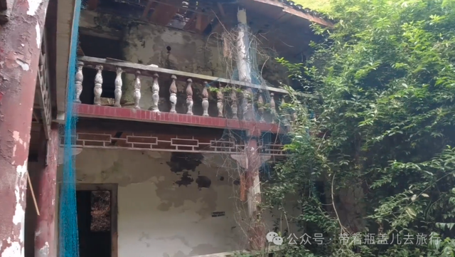 重庆山谷中荒废的景区，杂草丛生空无一人，探险者忠告别一个人来