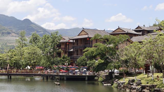云南宝藏森林城市，温泉瀑布，苗寨古村，昆明动车直达