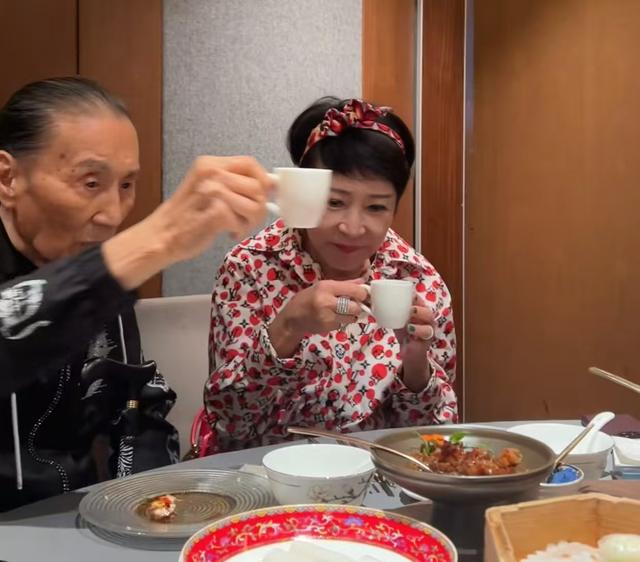 谢霆锋生日和父母聚餐！谢贤老到不敢认，狄波拉涂绿指甲油似少女