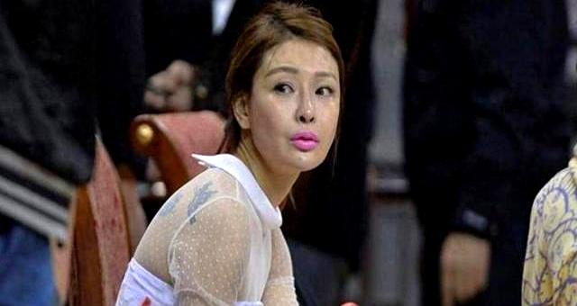 她是易建联的老板娘，身价40亿	，后背纹身性感，年过40仍韵味十足