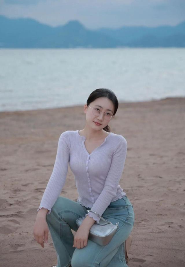 光脚踏沙滩，海风咸腥味袭来，我瞬间被大自然治愈了