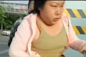女子停车堵路，肉身拦路，男子直接抱起丢一边，网友 ：我可抱不动图片