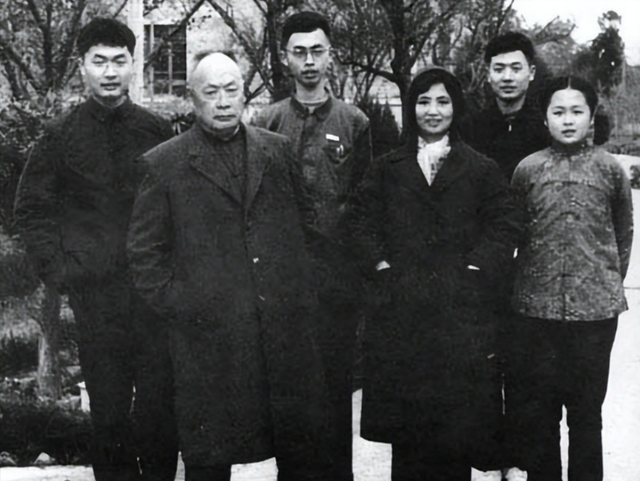 1955年蒋介石指着十大元帅名单，对夫人苦笑：这个人太厉害了！