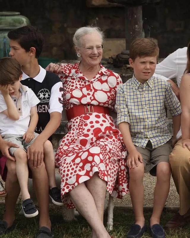 丹麦王后一生穿花相伴，美了一辈子！她把裙子穿得好浪漫！！