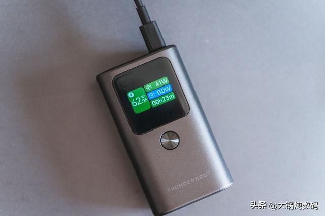 55W高功率充电宝，解决外出电脑电量焦虑——雷神V10超级电能棒
