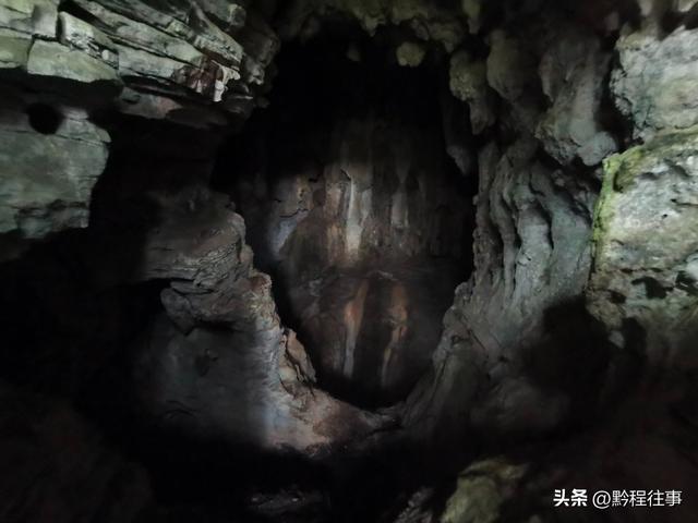 偏远乡野中寻找一个古寺遗址，探险一个深邃溶洞