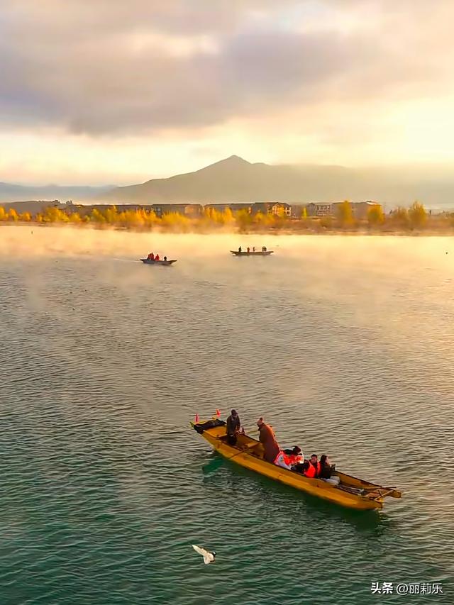 在这片湖的夕阳里，我摸到了生活最熨帖的温度